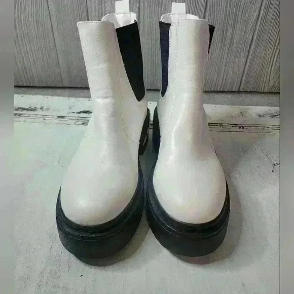 NWT, Forever 21 white boots. Size 8 - Picture 1 of 8